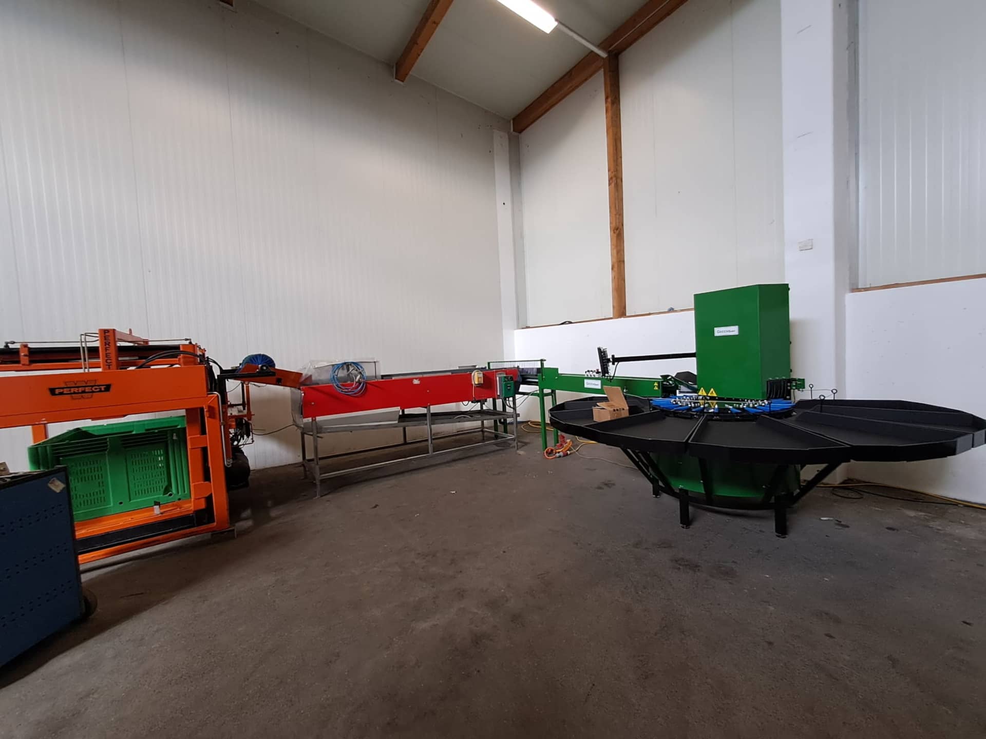 Układ odbioru owoców przy linii sortującej w hali produkcyjnej