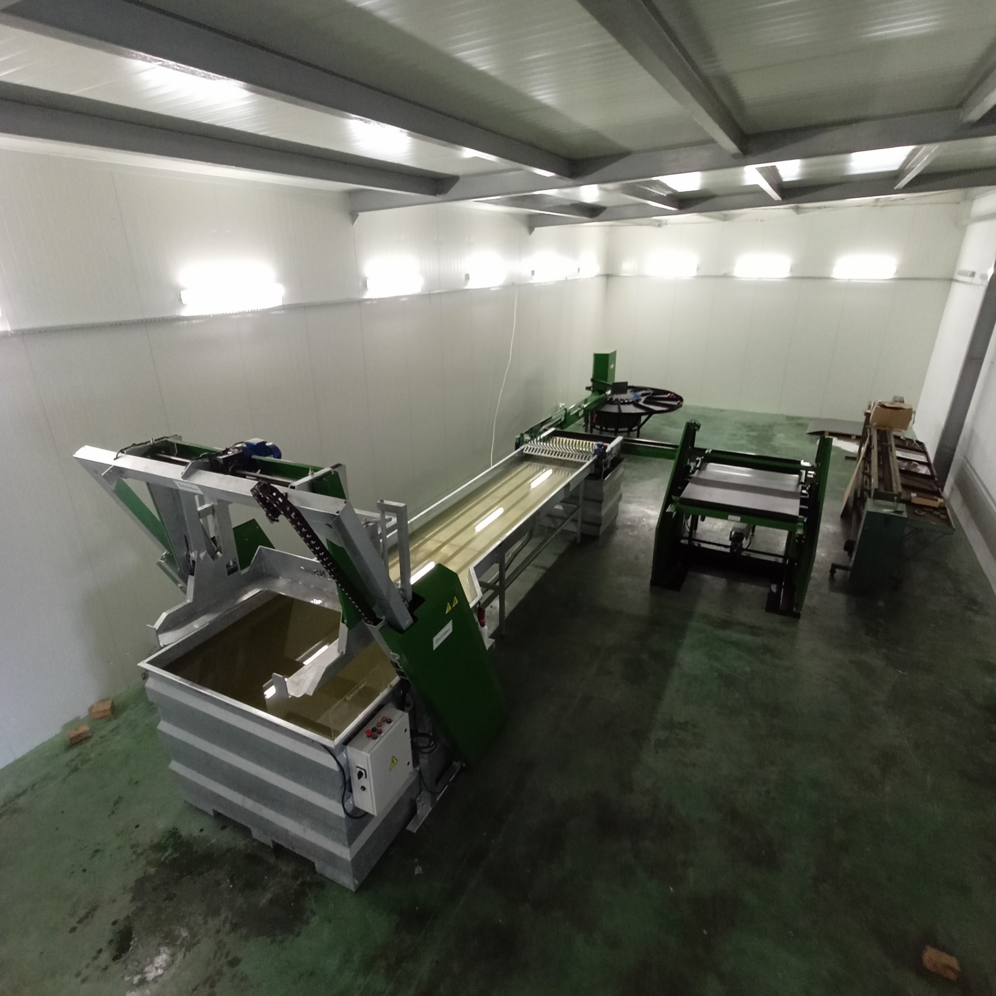 Wodny rozładunek i transport jabłek przy linii sortującej